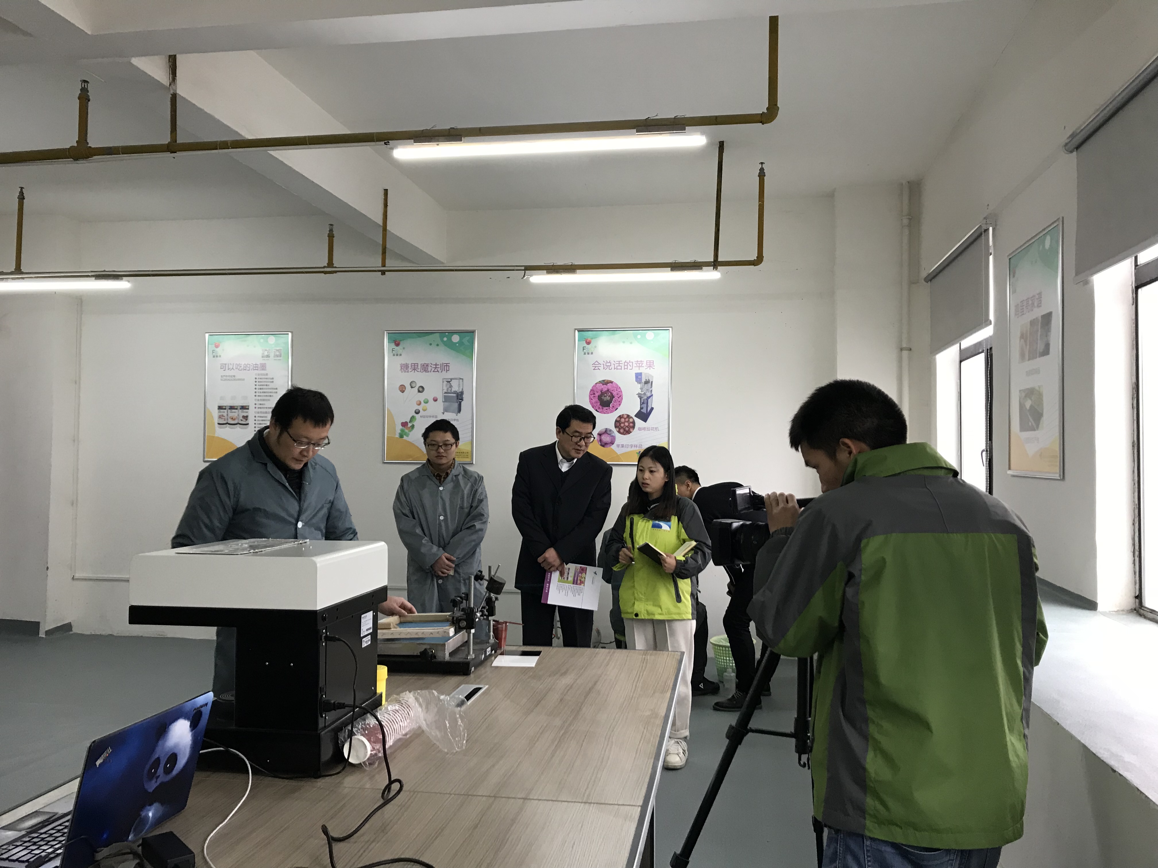 Hubei TV приехал в наш офис на интервью!